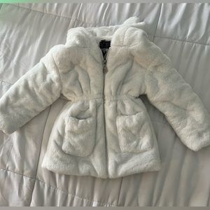 White winter children's coat. Size 3t or 4t.